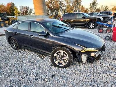 Czwarte zdjęcie samochodu z boku: 2023 KIA K5 LXS VIN:5XXG14J23PG177167 - miniatura