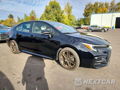 Czwarte zdjęcie samochodu z boku: 2024 TOYOTA COROLLA HYBRID NIGHTSHADE VIN:JTDBDMHEXR3009563 - miniatura