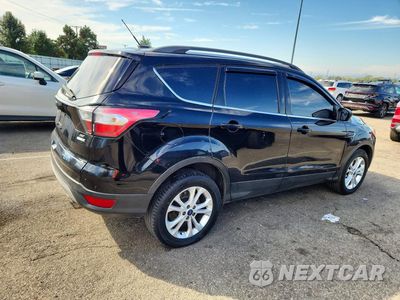 Trzecie zdjęcie samochodu z tyłu: 2018 FORD ESCAPE SE VIN:1FMCU9GD1JUB29370 - miniatura