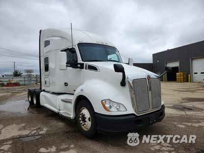 Czwarte zdjęcie samochodu z boku: 2021 KENWORTH T680 SEMI TRUCK VIN:1XKYDP9X4MJ458726 - miniatura