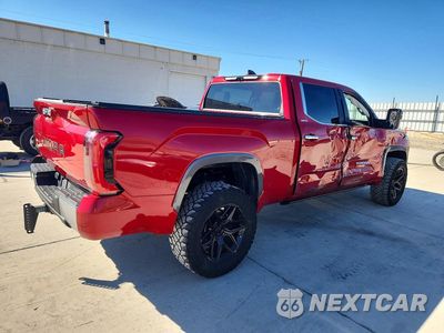 Trzecie zdjęcie samochodu z tyłu: 2024 TOYOTA TUNDRA CREWMAX LIMITED VIN:5TFJA5ECXRX021458 - miniatura