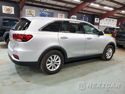 Trzecie zdjęcie samochodu z tyłu: 2019 KIA SORENTO LX VIN:5XYPGDA38KG568715 - miniatura