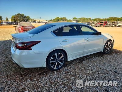 Trzecie zdjęcie samochodu z tyłu: 2017 NISSAN ALTIMA 2.5 SR VIN:1N4AL3AP7HC161518 - miniatura