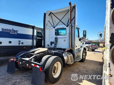 Trzecie zdjęcie samochodu z tyłu: 2018 PETERBILT 579 SEMI TRUCK VIN:1XPBA48X2JD478217 - miniatura