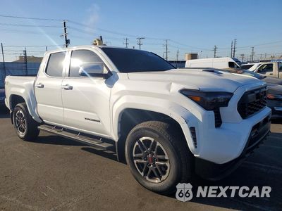 Czwarte zdjęcie samochodu z boku: 2026 TOYOTA TACOMA TRD SPORT VIN:3TMLB5JNXTM262365 - miniatura