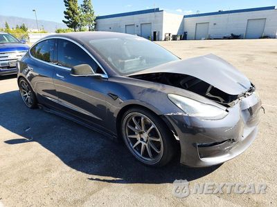 Czwarte zdjęcie samochodu z boku: 2018 TESLA MODEL 3 VIN:5YJ3E1EA9JF018909 - miniatura