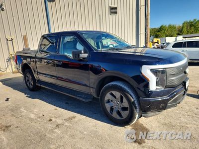 Czwarte zdjęcie samochodu z boku: 2025 FORD F150 LIGHTNING XLT VIN:1FT6W3L75SWG05084 - miniatura
