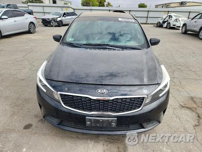Piąte zdjęcie samochodu w środku: 2017 KIA FORTE LX VIN:3KPFK4A7XHE131222 - miniatura
