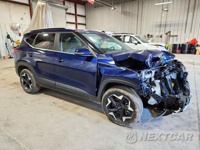 Czwarte zdjęcie samochodu z boku: 2025 KIA SELTOS EX VIN:KNDERCAA9S7752407 - miniatura