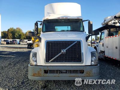 Piąte zdjęcie samochodu w środku: 2016 VOLVO VNL SEMI TRUCK VIN:4V4N39TG6GN965649 - miniatura