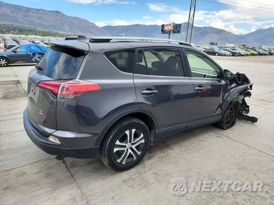 Trzecie zdjęcie samochodu z tyłu: 2017 TOYOTA RAV4 LE VIN:JTMBFREV7HJ156820 - miniatura