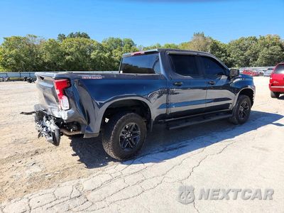 Trzecie zdjęcie samochodu z tyłu: 2021 CHEVROLET SILVERADO K1500 TRAIL BOSS CUSTOM VIN:1GCPYCEF3MZ400772 - miniatura