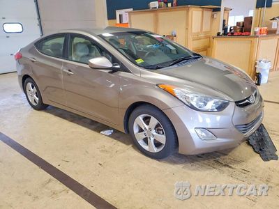 Czwarte zdjęcie samochodu z boku: 2013 HYUNDAI ELANTRA GLS VIN:5NPDH4AE6DH419300 - miniatura