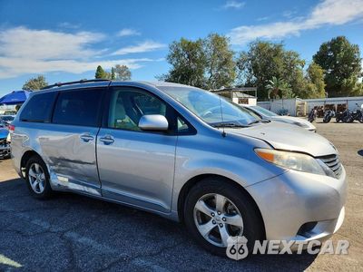 Czwarte zdjęcie samochodu z boku: 2012 TOYOTA SIENNA LE VIN:5TDKK3DC3CS254960 - miniatura