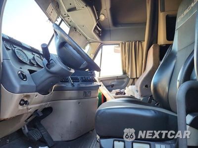 Zdjęcie 7 z 13 samochodu: 2018 FREIGHTLINER CASCADIA 125 SEMI TRUCK VIN:3AKJGLDR6JSHG6370 - miniatura