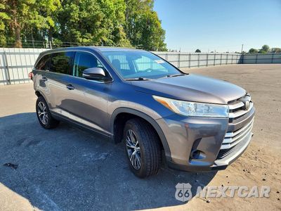 Czwarte zdjęcie samochodu z boku: 2018 TOYOTA HIGHLANDER LE VIN:5TDZZRFH9JS251032 - miniatura
