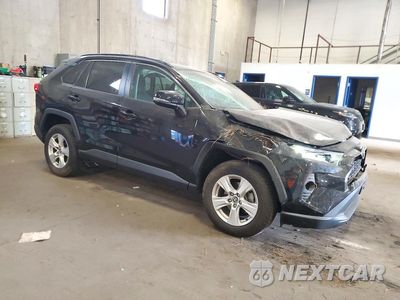 Czwarte zdjęcie samochodu z boku: 2021 TOYOTA RAV4 XLE VIN:2T3P1RFV8MC174470 - miniatura