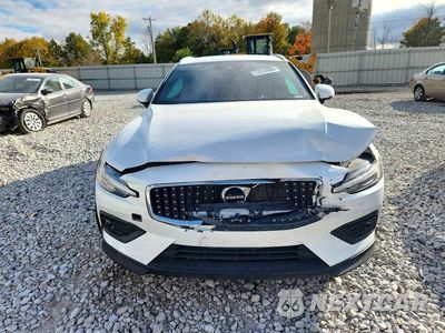 Piąte zdjęcie samochodu w środku: 2021 VOLVO V60 CROSS COUNTRY T5 MOMENTUM VIN:YV4102WK6M1074688 - miniatura