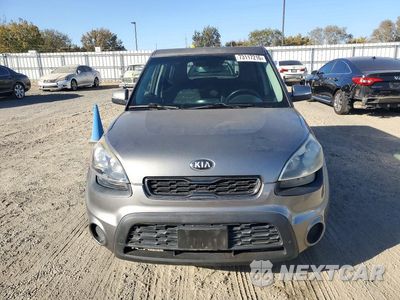 Piąte zdjęcie samochodu w środku: 2013 KIA SOUL + VIN:KNDJT2A63D7628254 - miniatura