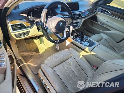 Zdjęcie 8 z 13 samochodu: 2016 BMW 740 I VIN:WBA7E2C52GG546638 - miniatura