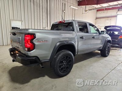 Trzecie zdjęcie samochodu z tyłu: 2026 CHEVROLET COLORADO TRAIL BOSS VIN:1GCPTEEK4T1230619 - miniatura