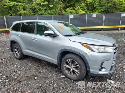 Czwarte zdjęcie samochodu z boku: 2018 TOYOTA HIGHLANDER LE VIN:5TDBZRFH3JS870601 - miniatura