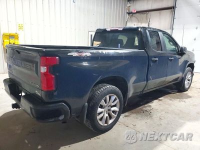 Trzecie zdjęcie samochodu z tyłu: 2021 CHEVROLET SILVERADO K1500 CUSTOM VIN:1GCRYBEK9MZ146372 - miniatura