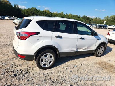 Trzecie zdjęcie samochodu z tyłu: 2018 FORD ESCAPE S VIN:1FMCU0F7XJUA34880 - miniatura