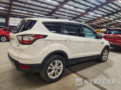 Trzecie zdjęcie samochodu z tyłu: 2018 FORD ESCAPE SEL VIN:1FMCU9HD0JUB57997 - miniatura