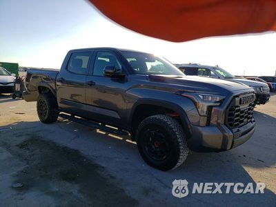 Czwarte zdjęcie samochodu z boku: 2024 TOYOTA TUNDRA TRD PRO HV VIN:5TFPC5DB9RX084709 - miniatura