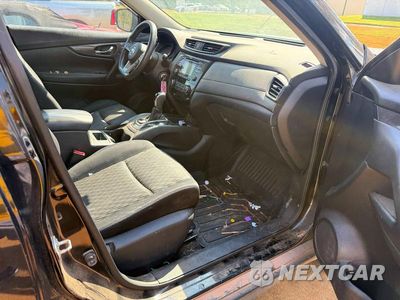 Piąte zdjęcie samochodu w środku: 2017 NISSAN ROGUE S VIN:JN8AT2MT5HW391235 - miniatura