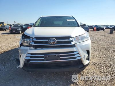 Piąte zdjęcie samochodu w środku: 2017 TOYOTA HIGHLANDER LE PLUS VIN:5TDZZRFH6HS209380 - miniatura