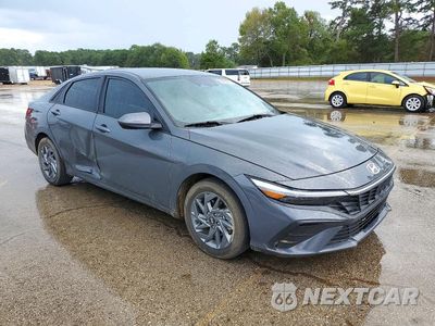 Czwarte zdjęcie samochodu z boku: 2024 HYUNDAI ELANTRA BLUE VIN:KMHLM4DJ1RU104574 - miniatura