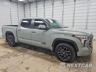 Czwarte zdjęcie samochodu z boku: 2025 TOYOTA TUNDRA PLATINUM HV VIN:5TFNC5DB9SX110786 - miniatura