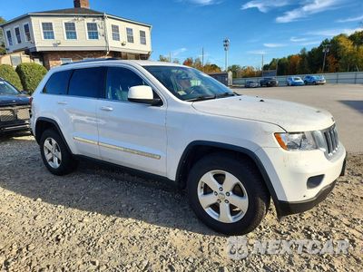 Czwarte zdjęcie samochodu z boku: 2013 JEEP GRAND CHEROKEE LAREDO VIN:1C4RJFAG3DC557167 - miniatura