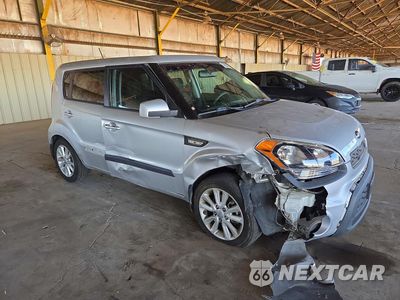 Czwarte zdjęcie samochodu z boku: 2013 KIA SOUL BASE VIN:KNDJT2A59D7773418 - miniatura
