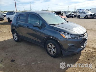 Czwarte zdjęcie samochodu z boku: 2020 CHEVROLET TRAX LS VIN:3GNCJKSB2LL160626 - miniatura