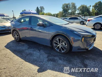 Czwarte zdjęcie samochodu z boku: 2023 TOYOTA PRIUS XLE VIN:JTDACAAU5P3014746 - miniatura