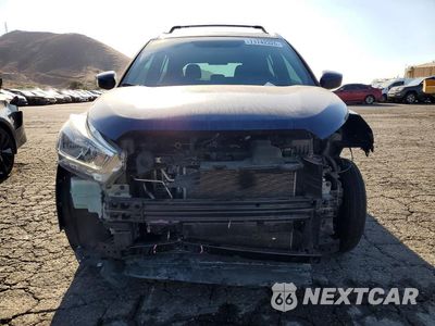 Piąte zdjęcie samochodu w środku: 2018 NISSAN KICKS SV VIN:3N1CP5CUXJL530763 - miniatura