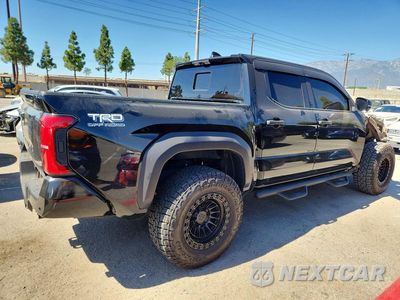 Trzecie zdjęcie samochodu z tyłu: 2025 TOYOTA TACOMA TRD OFF-ROAD VIN:3TMLB5JN2SM102169 - miniatura