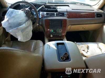 Zdjęcie 8 z 13 samochodu: 2010 CHEVROLET SUBURBAN VIN:1GNUCKE00AR283243 - miniatura