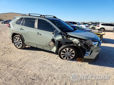 Czwarte zdjęcie samochodu z boku: 2023 TOYOTA RAV4 XLE PREMIUM VIN:2T3C1RFV4PW286281 - miniatura