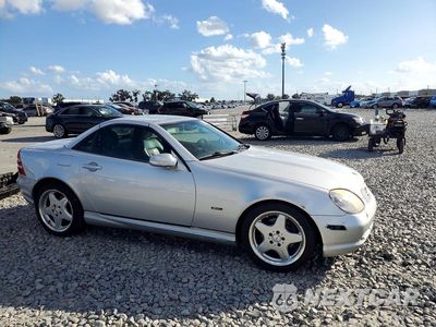 Czwarte zdjęcie samochodu z boku: 2001 MERCEDES-BENZ SLK 320 VIN:WDBKK65F31F209295 - miniatura