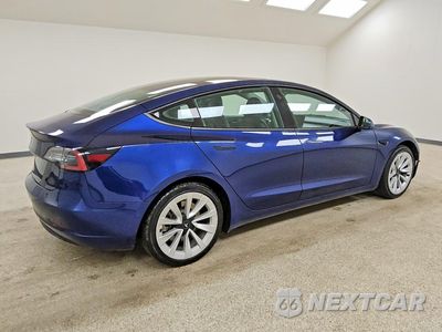 Trzecie zdjęcie samochodu z tyłu: 2022 TESLA MODEL 3 VIN:5YJ3E1EA0NF304220 - miniatura