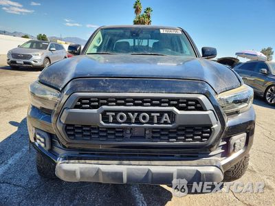 Piąte zdjęcie samochodu w środku: 2019 TOYOTA TACOMA SR5 VIN:5TFAX5GN5KX135449 - miniatura