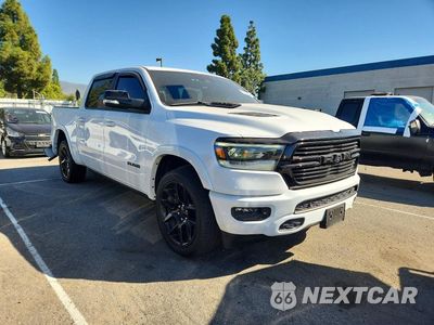 Czwarte zdjęcie samochodu z boku: 2021 RAM 1500 LARAMIE VIN:1C6SRFJT4MN505050 - miniatura