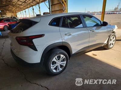 Trzecie zdjęcie samochodu z tyłu: 2024 CHEVROLET TRAX LS VIN:KL77LFE20RC092500 - miniatura