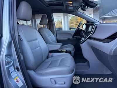 Piąte zdjęcie samochodu w środku: 2019 TOYOTA SIENNA XLE 7-PASSENGER VIN:5TDDZ3DCXKS227743 - miniatura