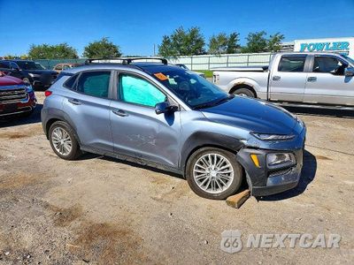 Czwarte zdjęcie samochodu z boku: 2020 HYUNDAI KONA SEL PLUS VIN:KM8K6CAA1LU478310 - miniatura