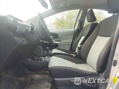 Zdjęcie 7 z 12 samochodu: 2013 TOYOTA PRIUS C THREE VIN:JTDKDTB32D1538432 - miniatura